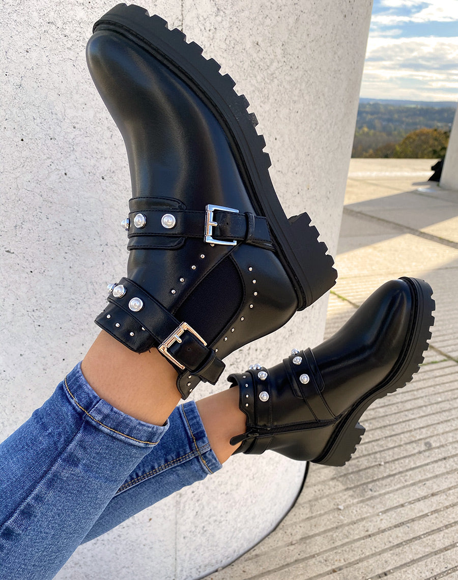 Bottines noires à doubles sangles ajourées de perles et de clous
