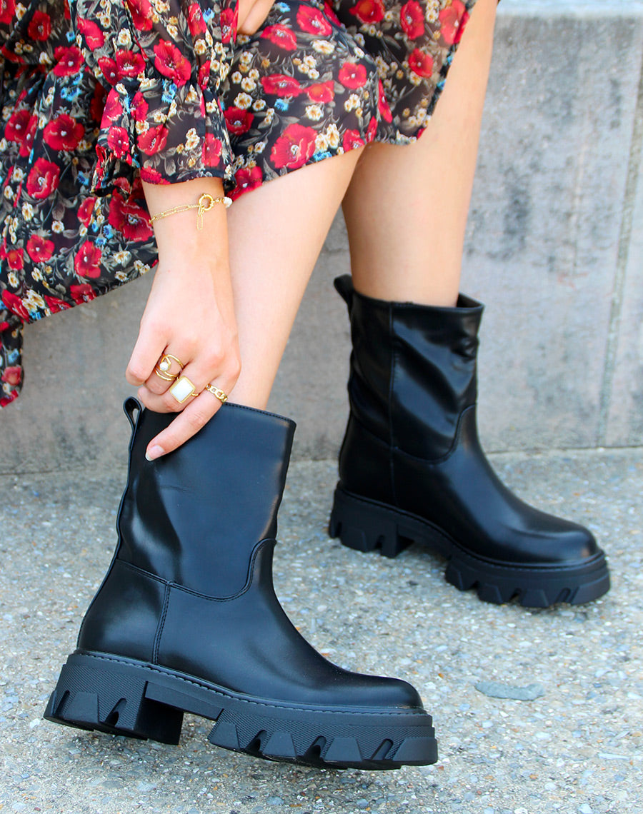 Bottines noires effet chaussette en similicuir et semelle crantée