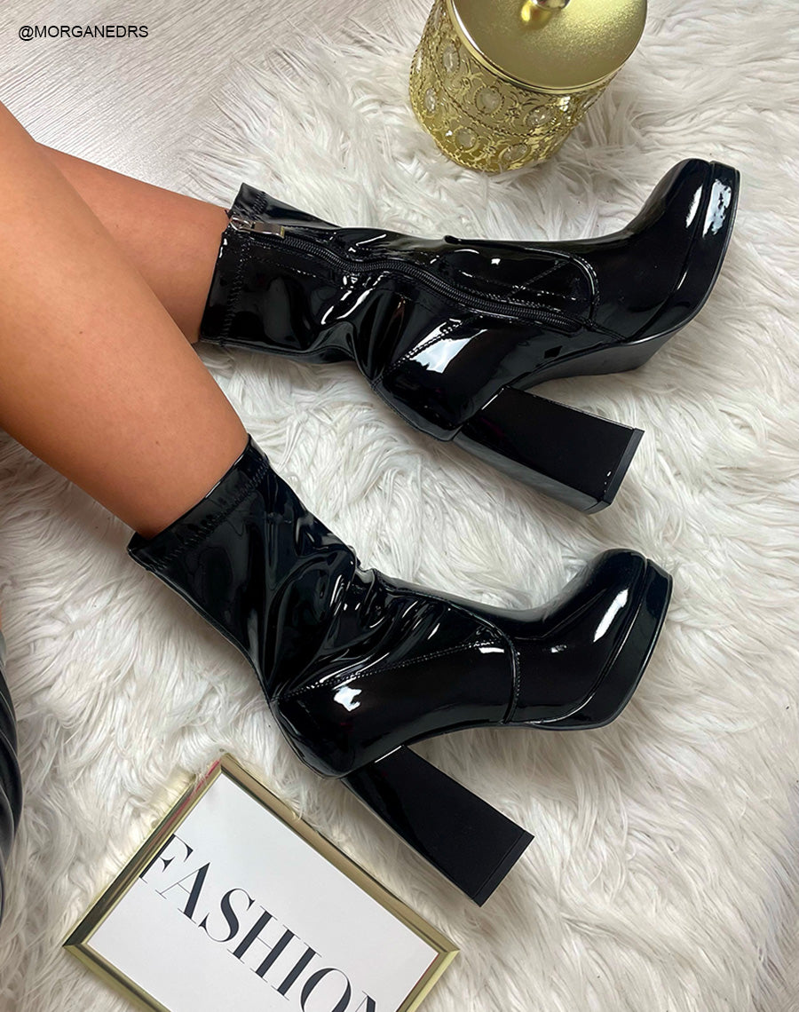 Bottines noires effet chaussette en vinyle à talon asymétrique