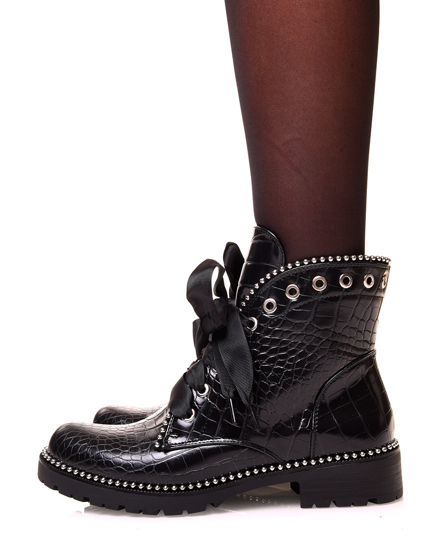Bottines noires à effet croco ajourées de clous