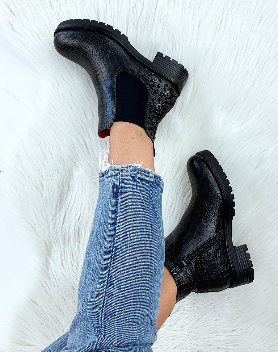 Bottines noires effet croco à bijoux