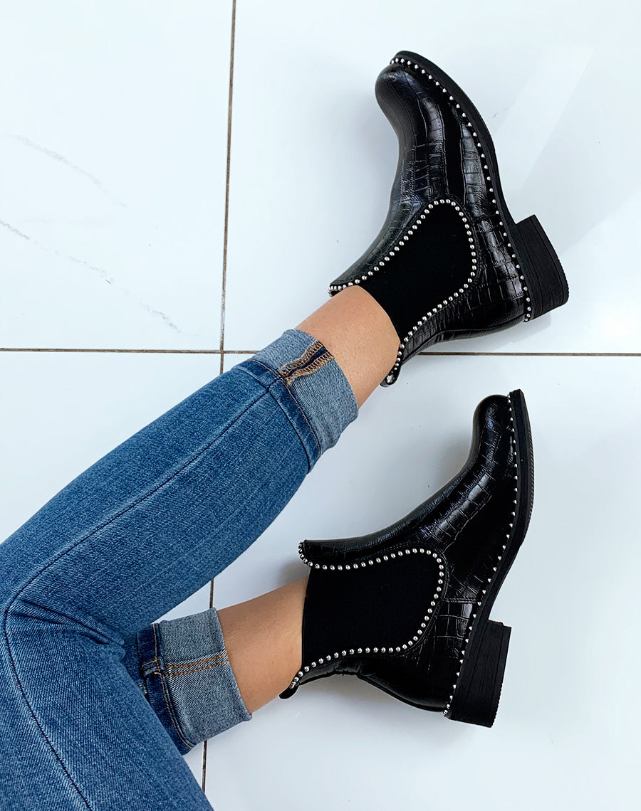 Bottines noires effet croco et perle d?ornement argent