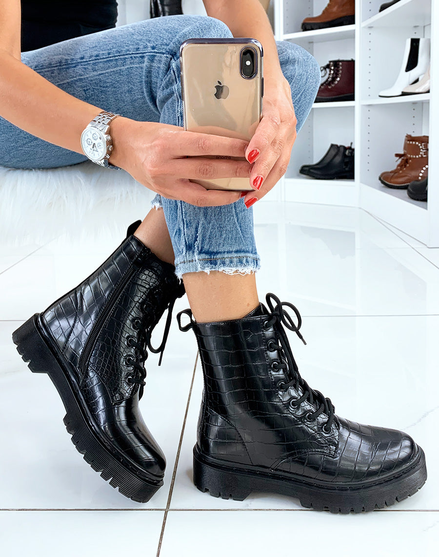 Bottines noires effet croco à gros lacets