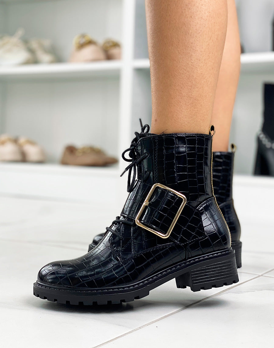 Bottines noires effet croco ornées d’une grosse boucle dorée