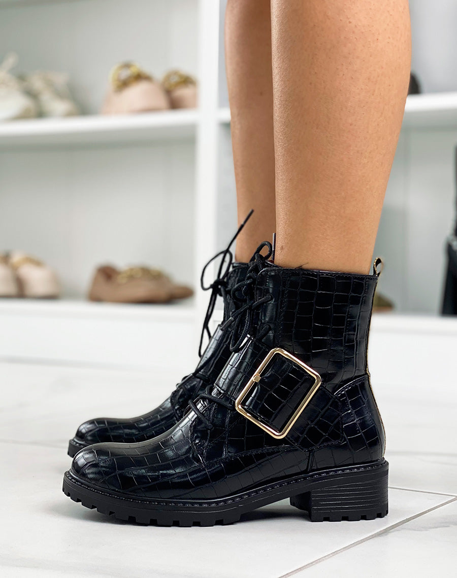 Bottines noires effet croco ornées d’une grosse boucle dorée