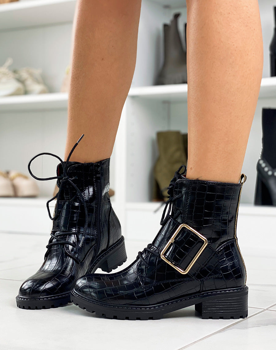 Bottines noires effet croco ornées d’une grosse boucle dorée