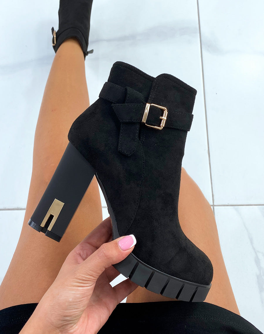 Bottines noires effet daim avec lanières ornées de détails dorées