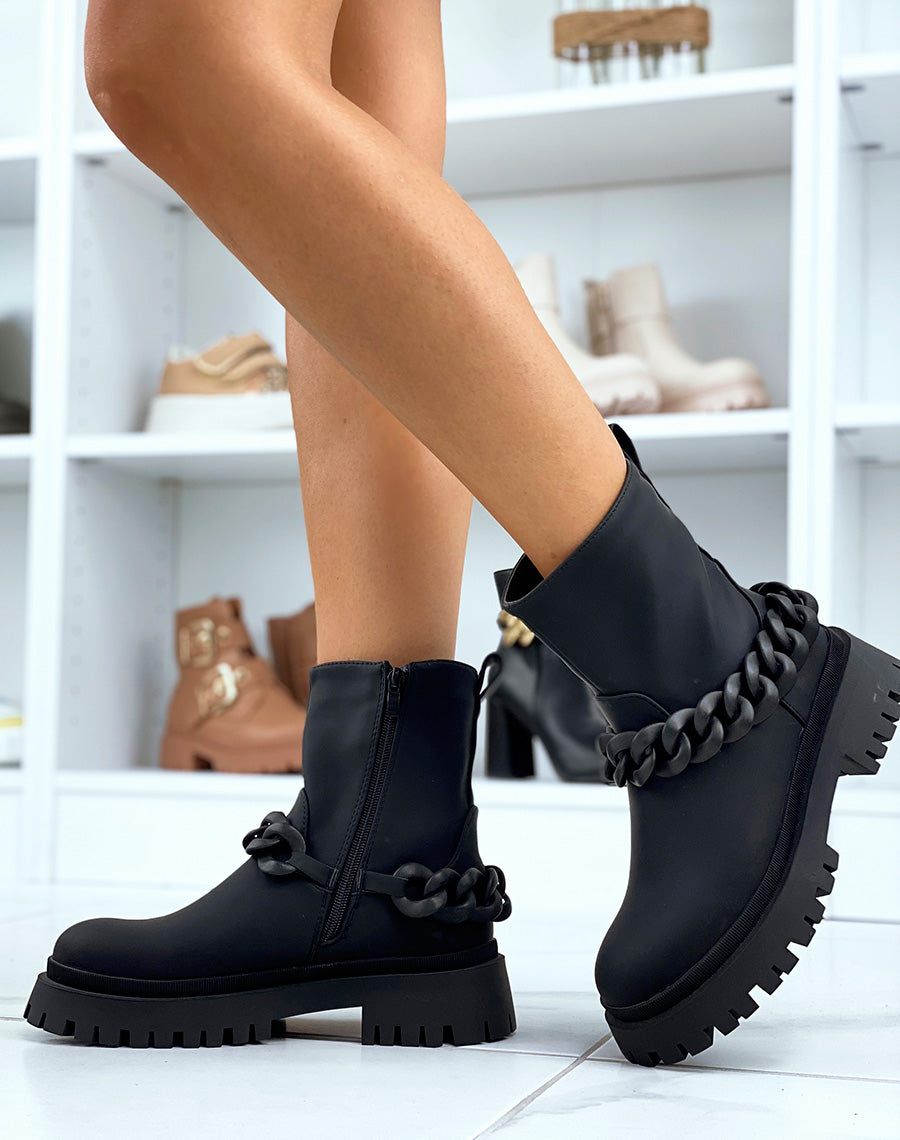 Bottines noires effet imperméable à chaîne noire et semelle crantée