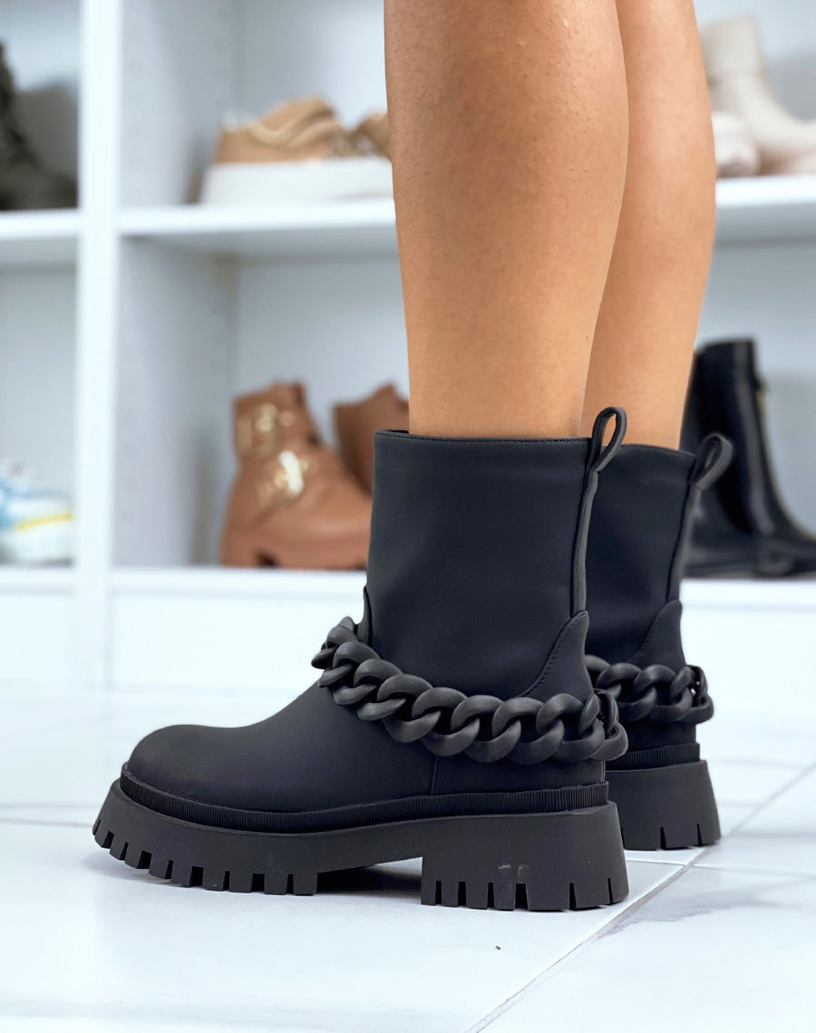 Bottines noires effet imperméable à chaîne noire et semelle crantée
