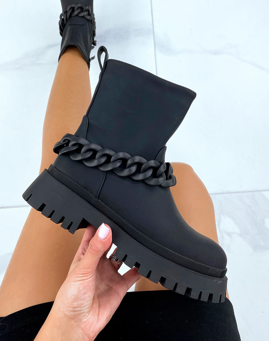 Bottines noires effet imperméable à chaîne noire et semelle crantée