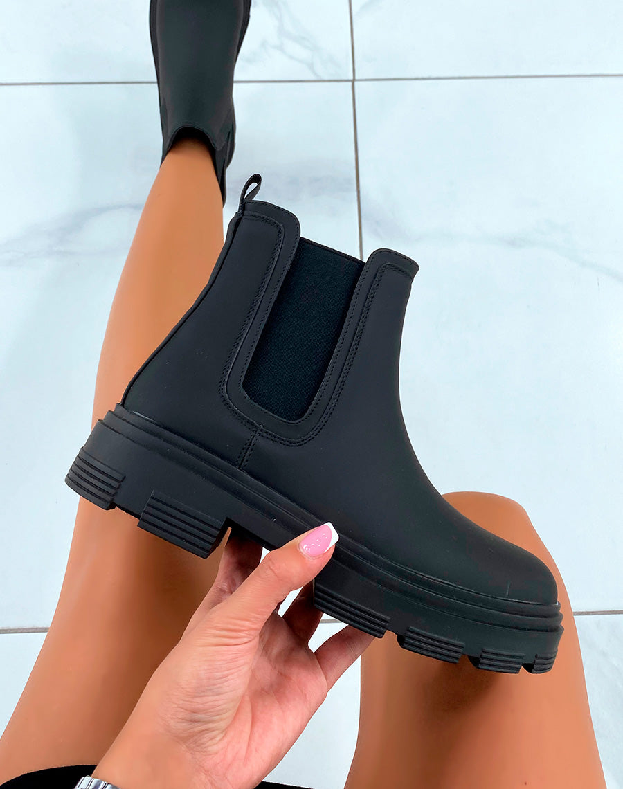 Bottines Noires Effet Mat Style Chelsea