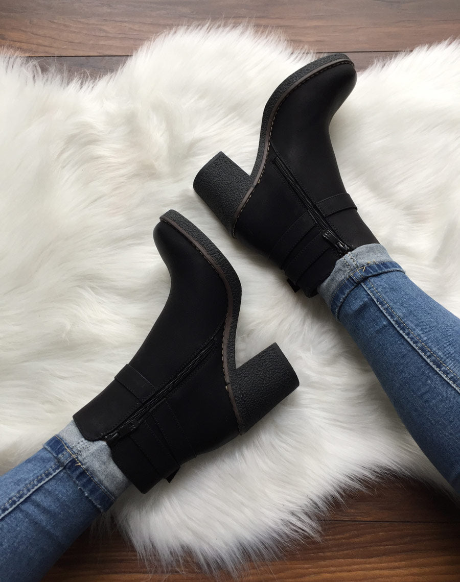 Bottines noires effet vieilli à boucles