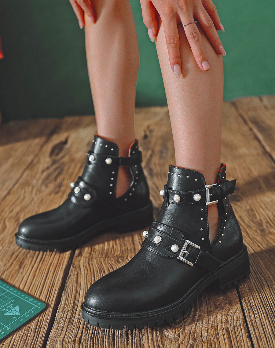 Bottines noires à empiècement effet croco et lanières perlées