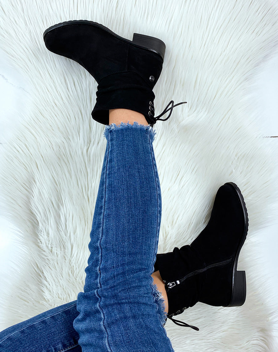 Bottines noires en daim plissées