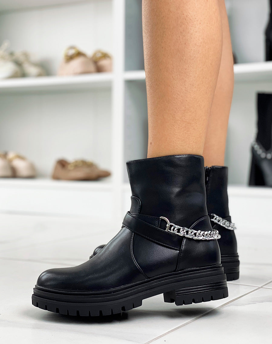 Bottines noires en simili cuir à lanières entrecroisées à chaîne argentée