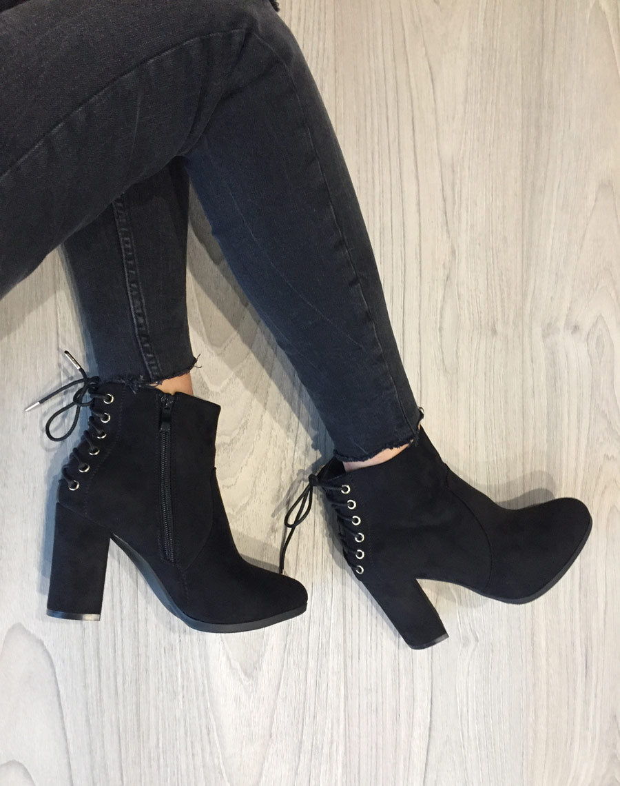 Bottines noires en suédine à lacets façon corset
