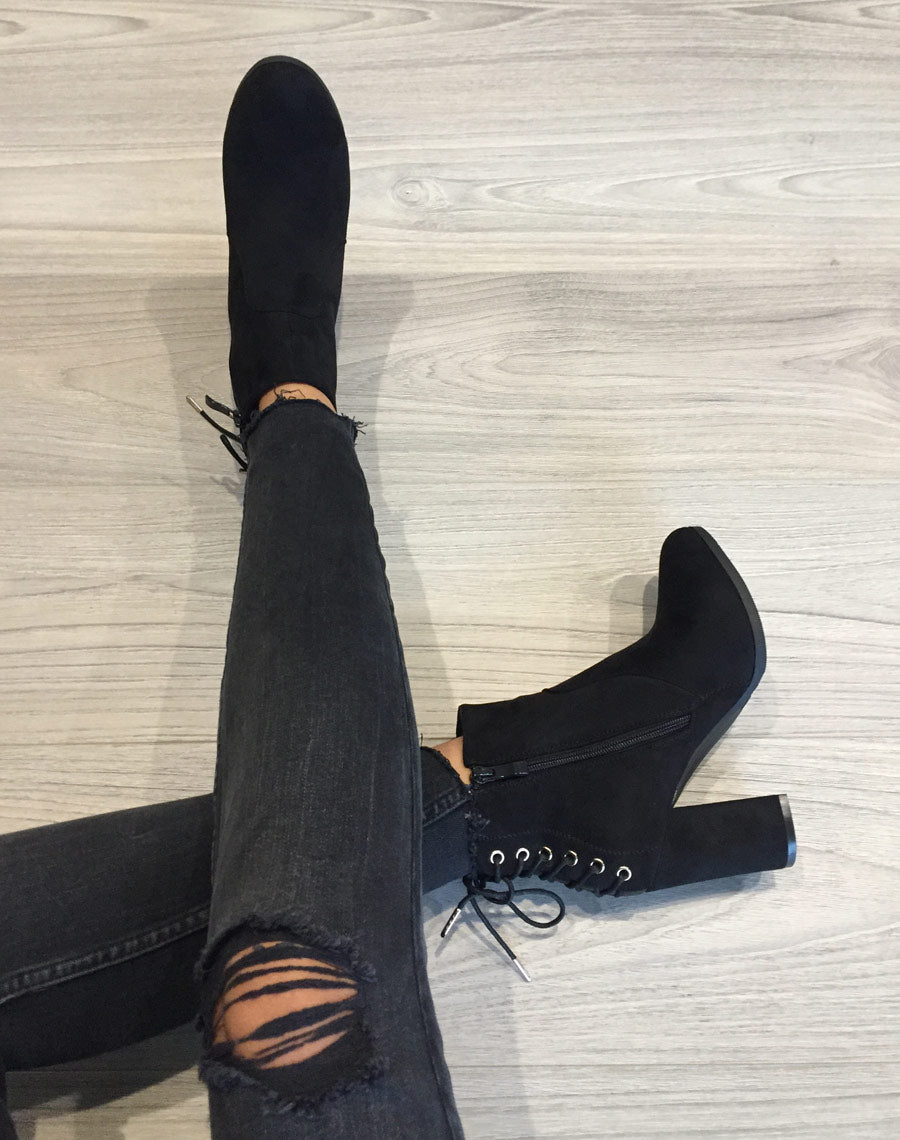 Bottines noires en suédine à lacets façon corset