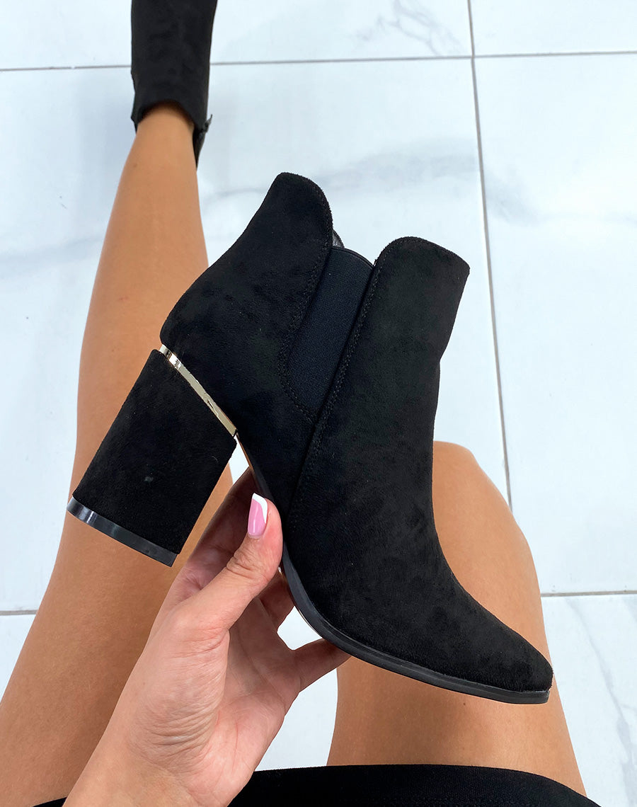 Bottines noires en suédine à élastique à talon et détail doré