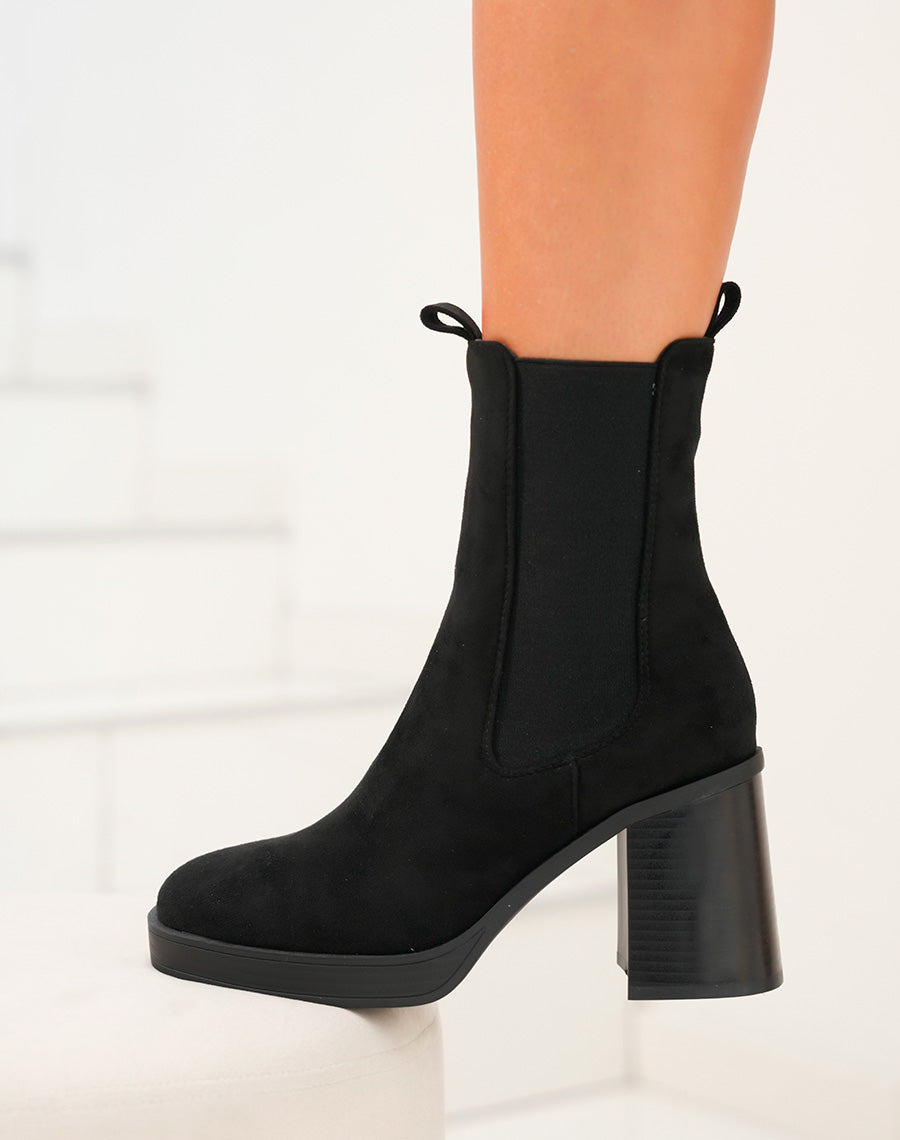 Bottines noires en suédine montant style chelsea à talon