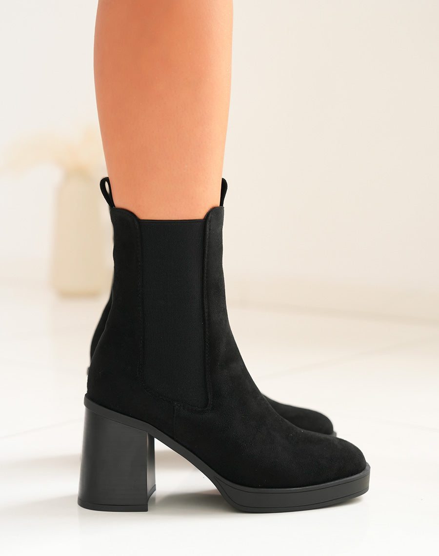 Bottines noires en suédine montant style chelsea à talon