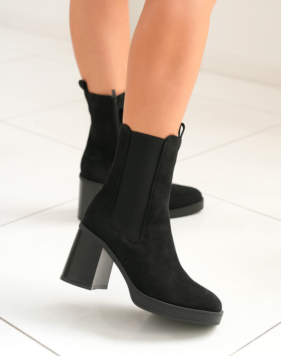 Bottines noires en suédine montant style chelsea à talon