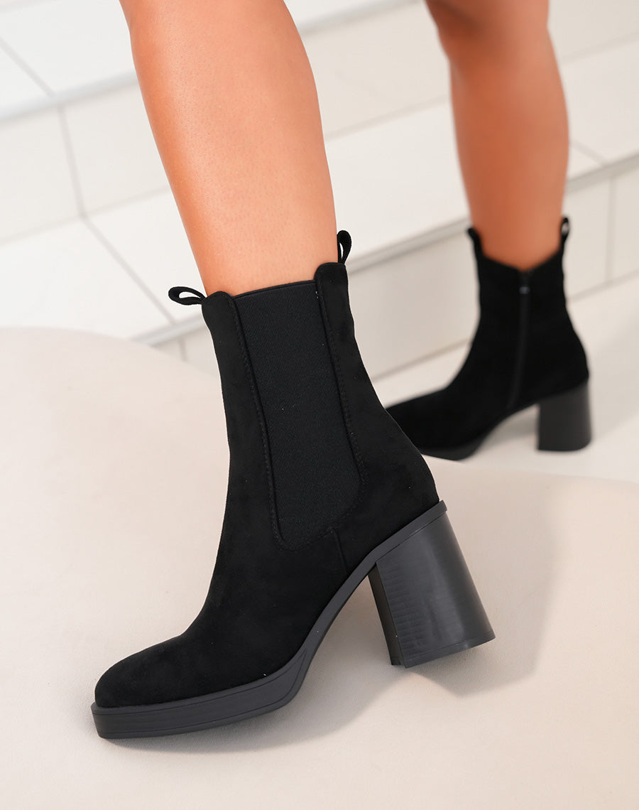 Bottines noires en suédine montant style chelsea à talon