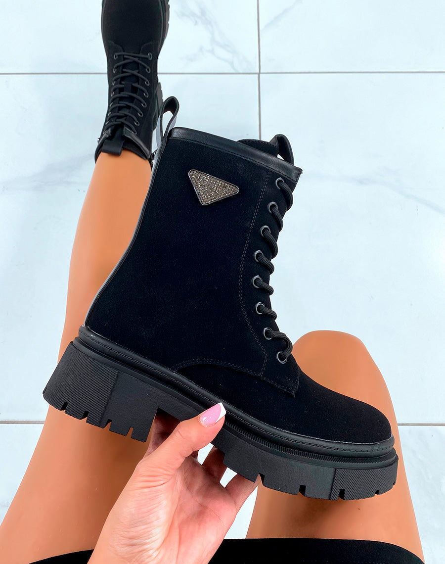 Bottines Noires en Suédine Montantes avec Détail Triangle à Strass