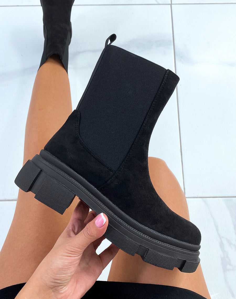 Bottines noires en suédine montantes à semelle crantée
