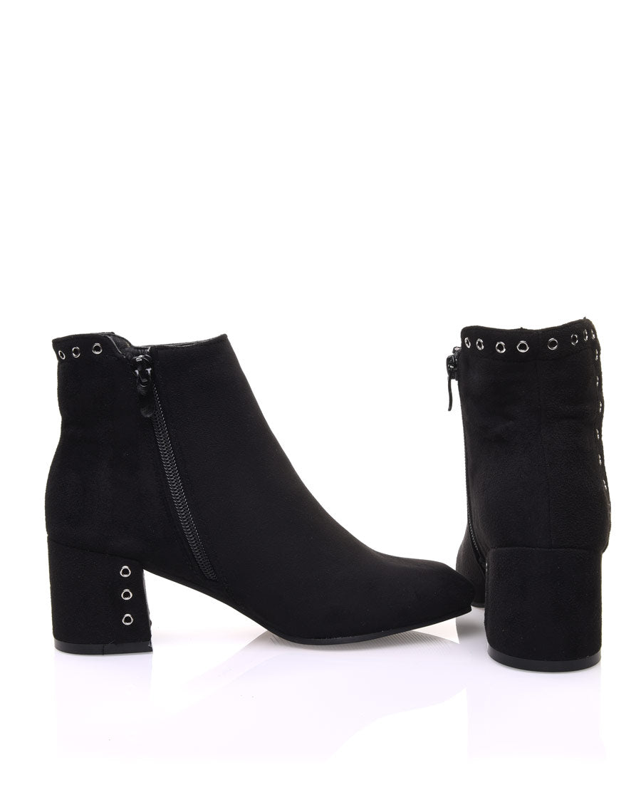 Bottines noires en suédine ornées d??illets