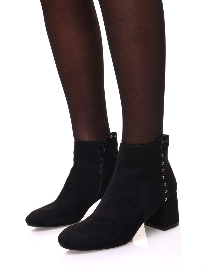 Bottines noires en suédine ornées d??illets