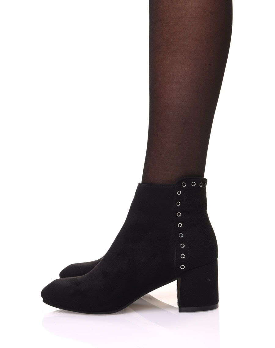 Bottines noires en suédine ornées d??illets