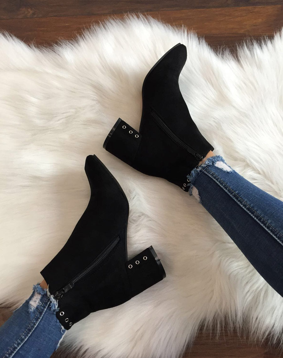 Bottines noires en suédine ornées d??illets