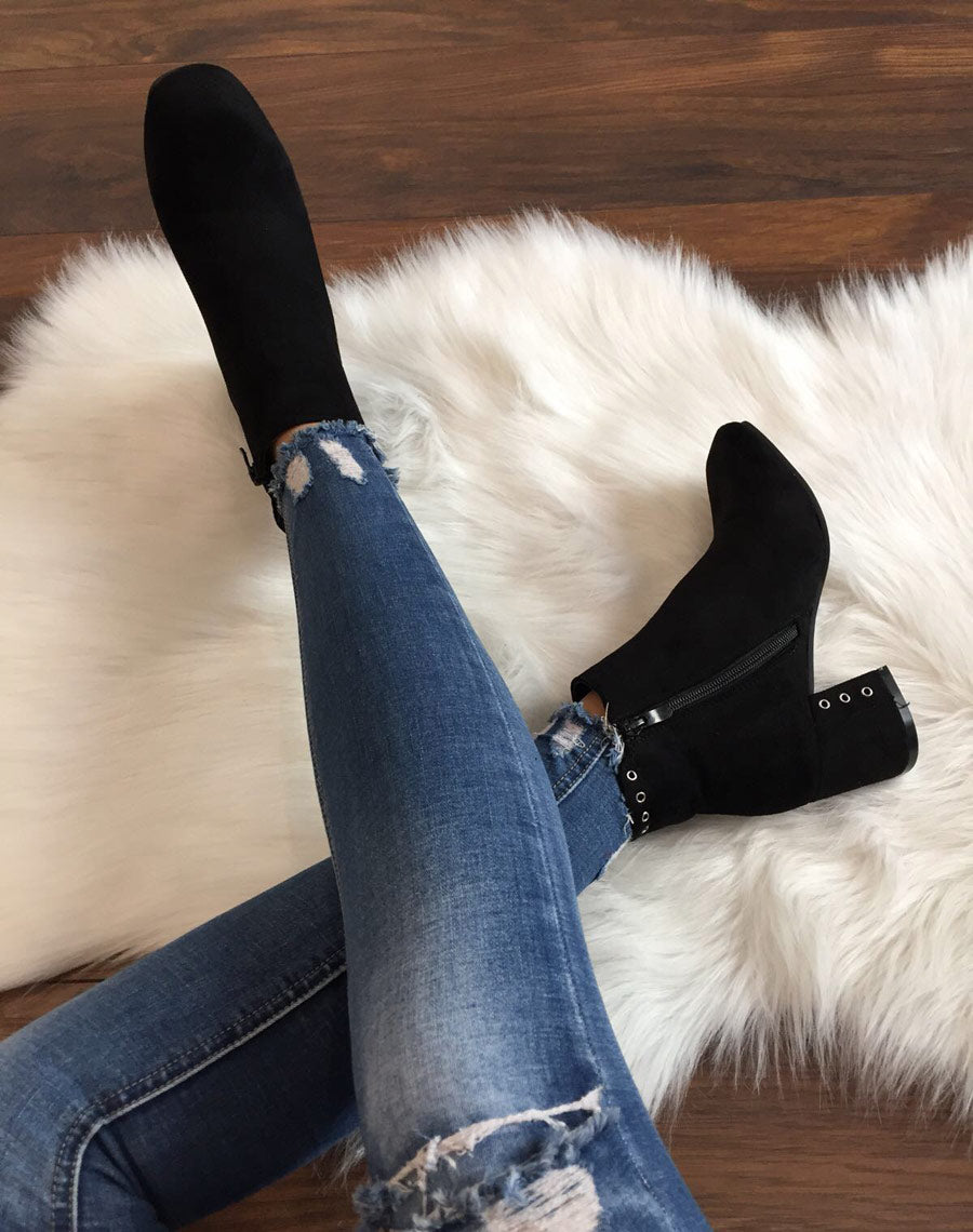 Bottines noires en suédine ornées d??illets