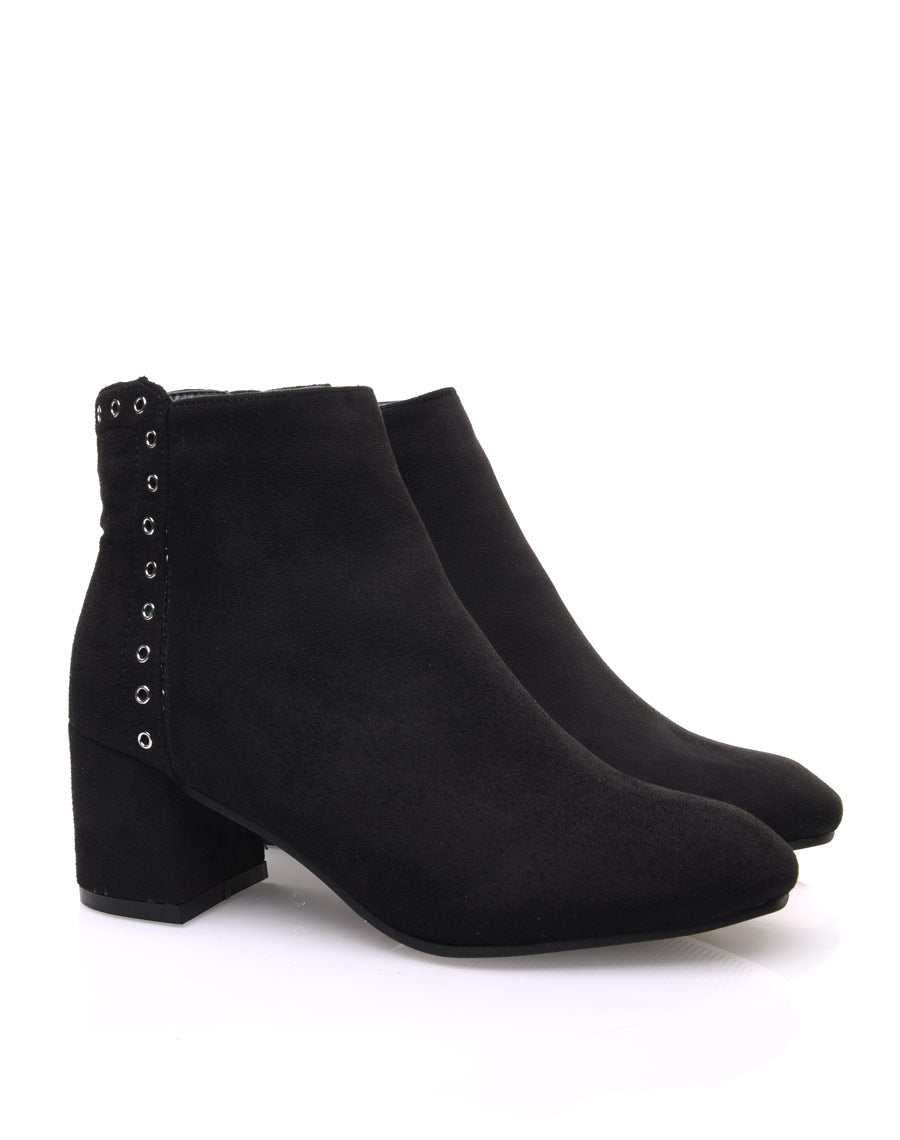 Bottines noires en suédine ornées d??illets