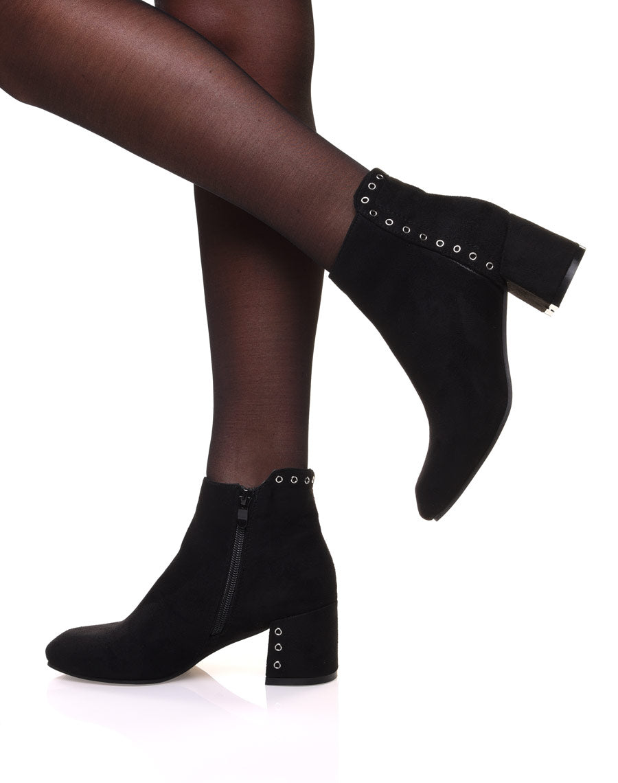 Bottines noires en suédine ornées d??illets