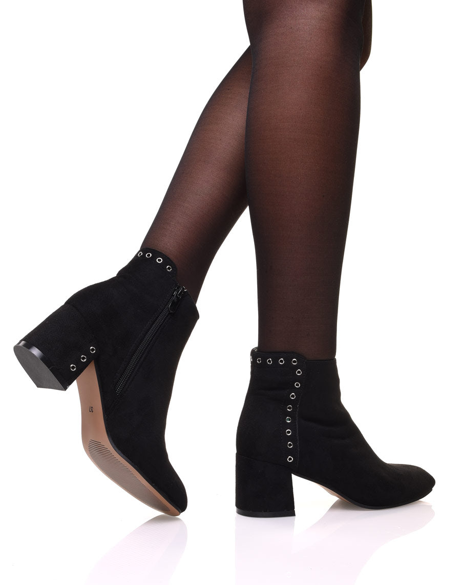 Bottines noires en suédine ornées d??illets