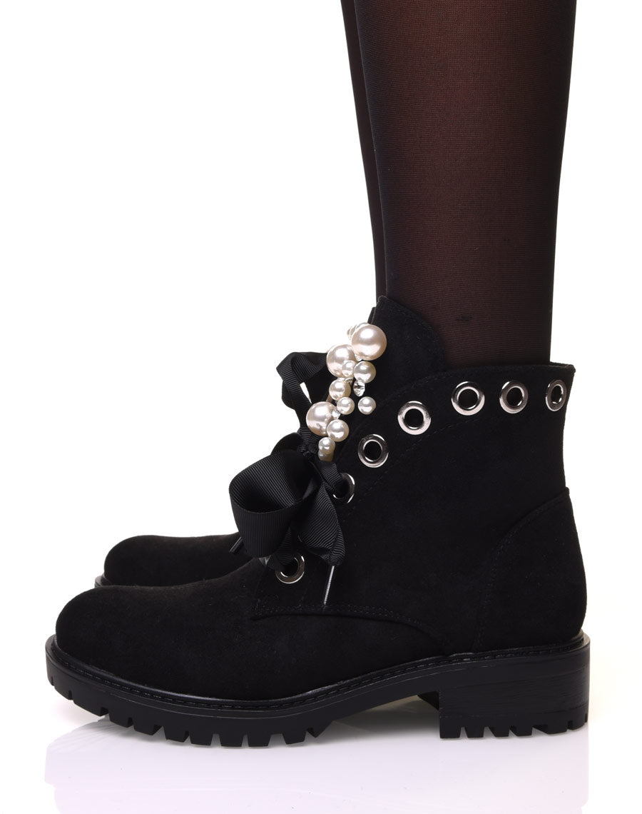 Bottines noires en suédine ornées de détails chics