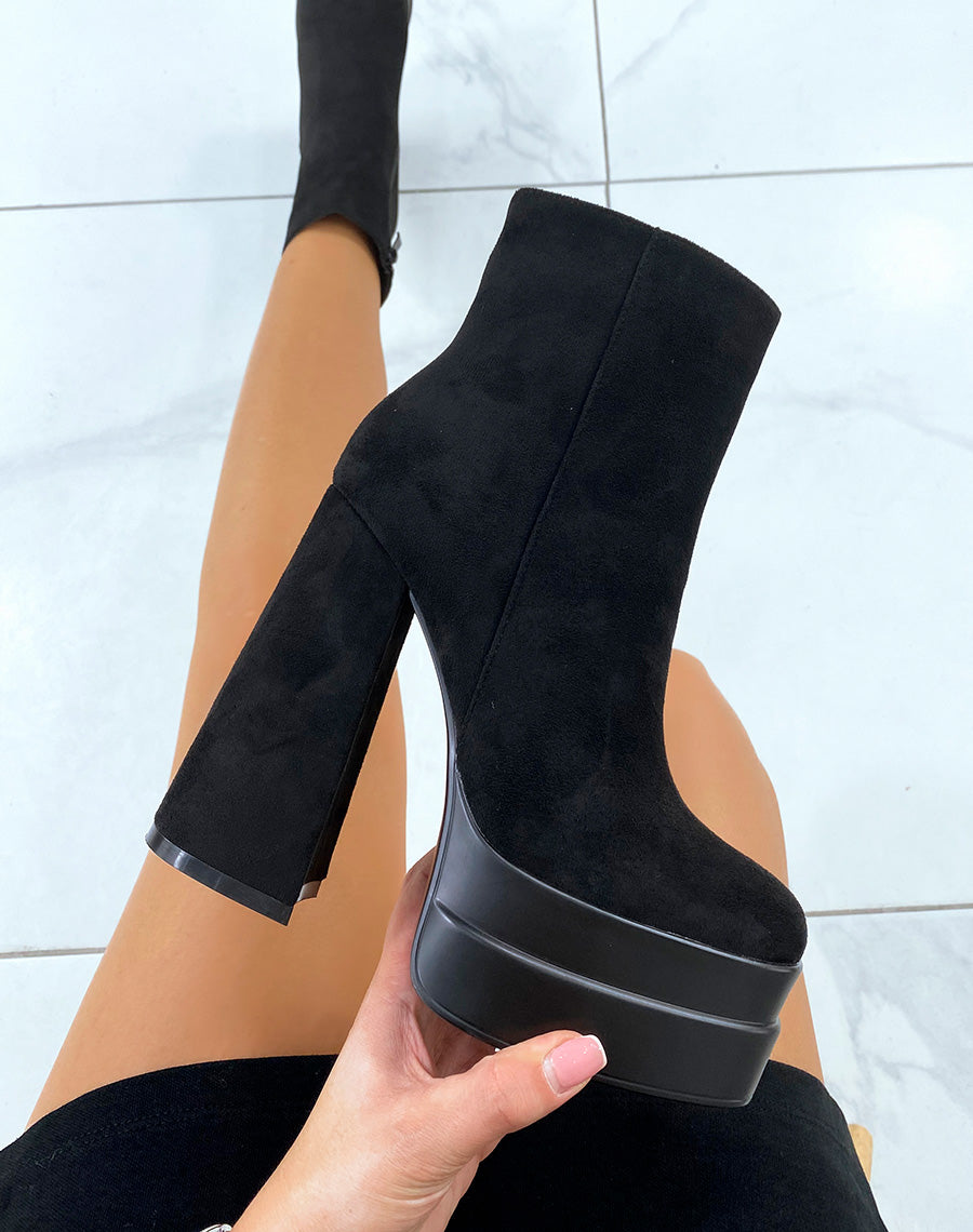 Bottines noires en suédine à plateforme et talon XXL