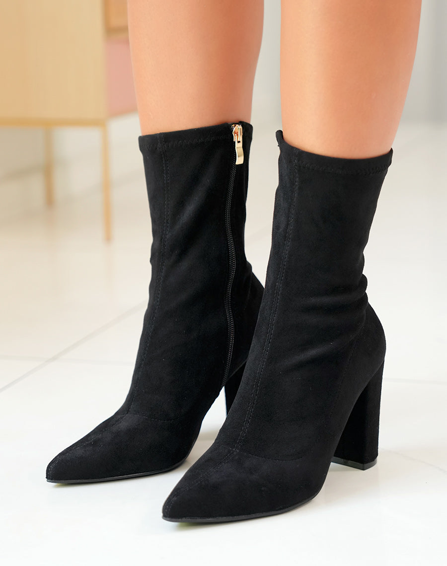 Bottines noires en suédine style chaussette à talon et bout pointu
