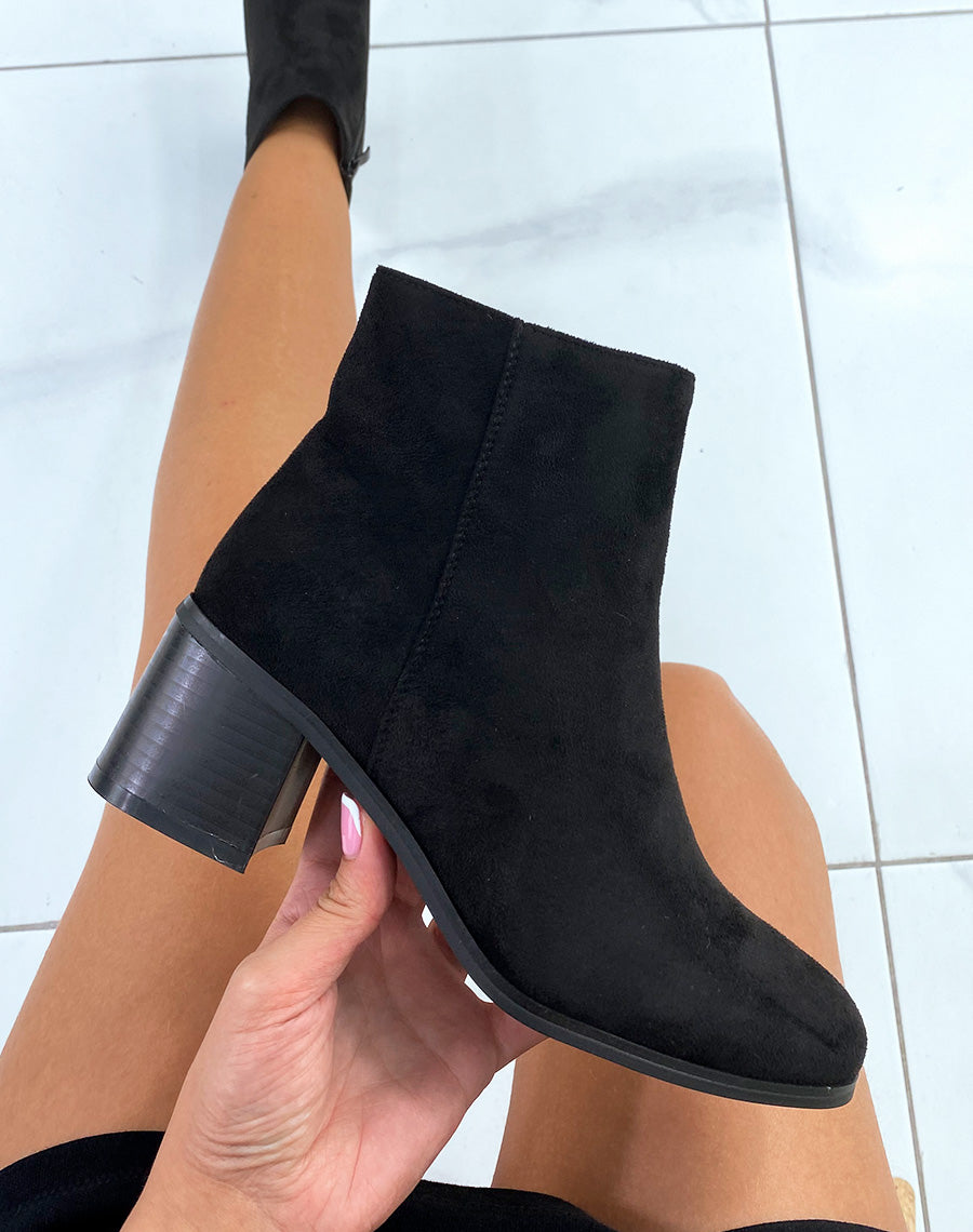 Bottines noires en suédine à talon