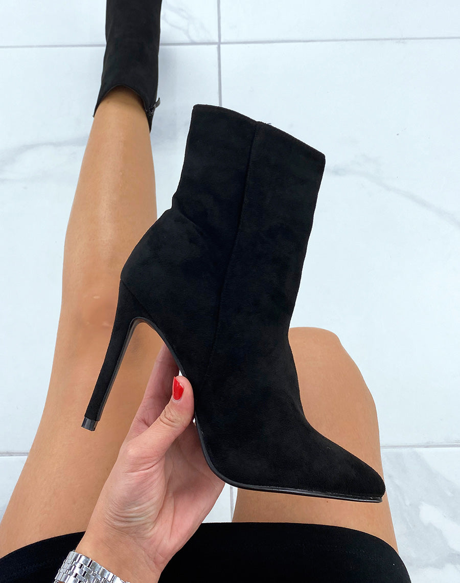 Bottines noires en suédine à talon aiguille