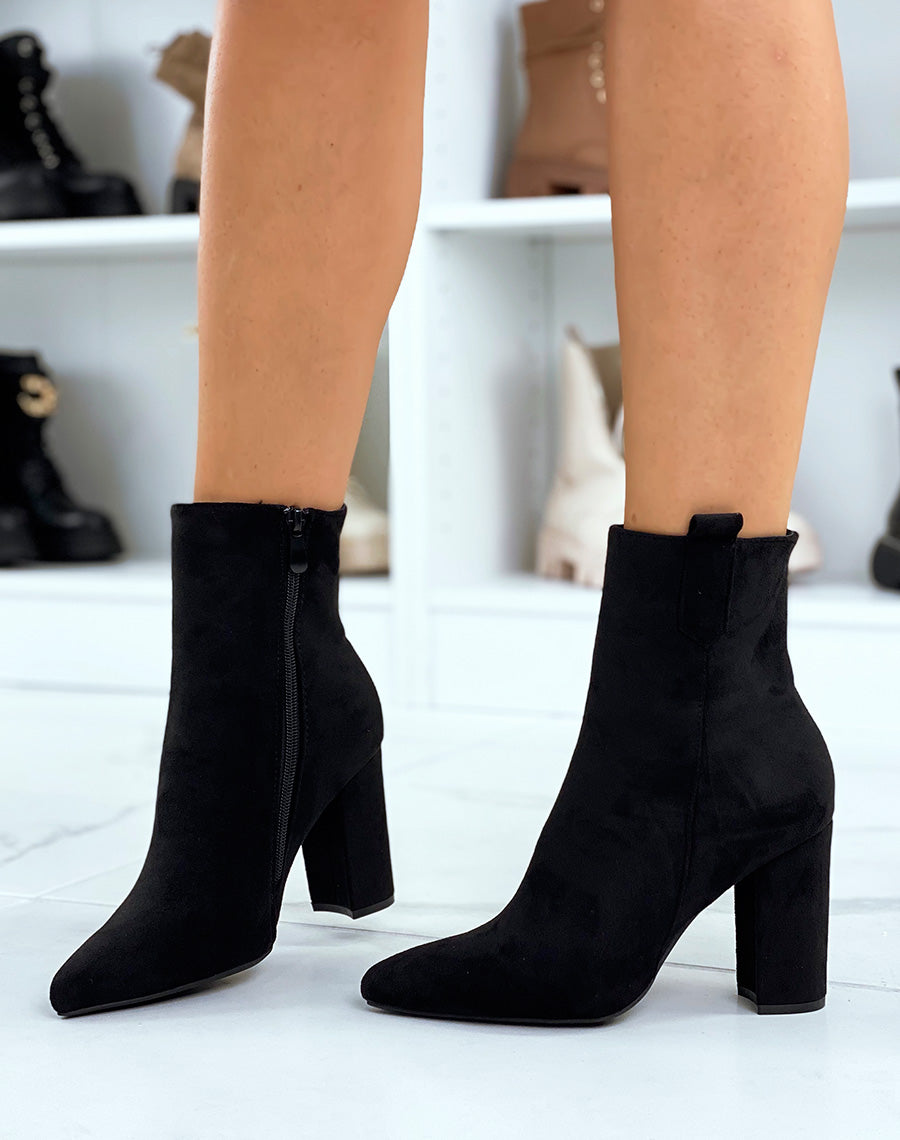 Bottines noires en suédine à talon et bout pointu