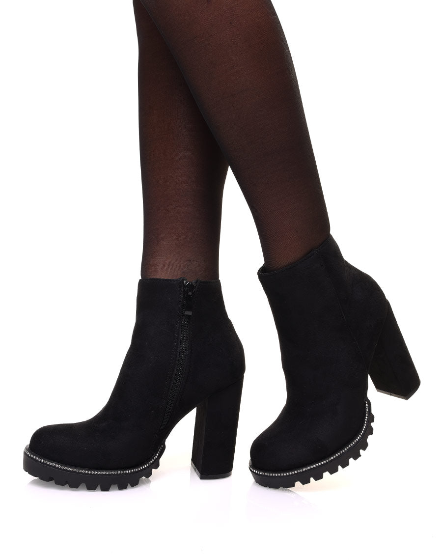 Bottines noires en suédine à talon et semelle crantée