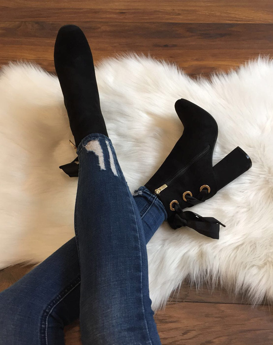Bottines noires en suédine à talons et lacets satin