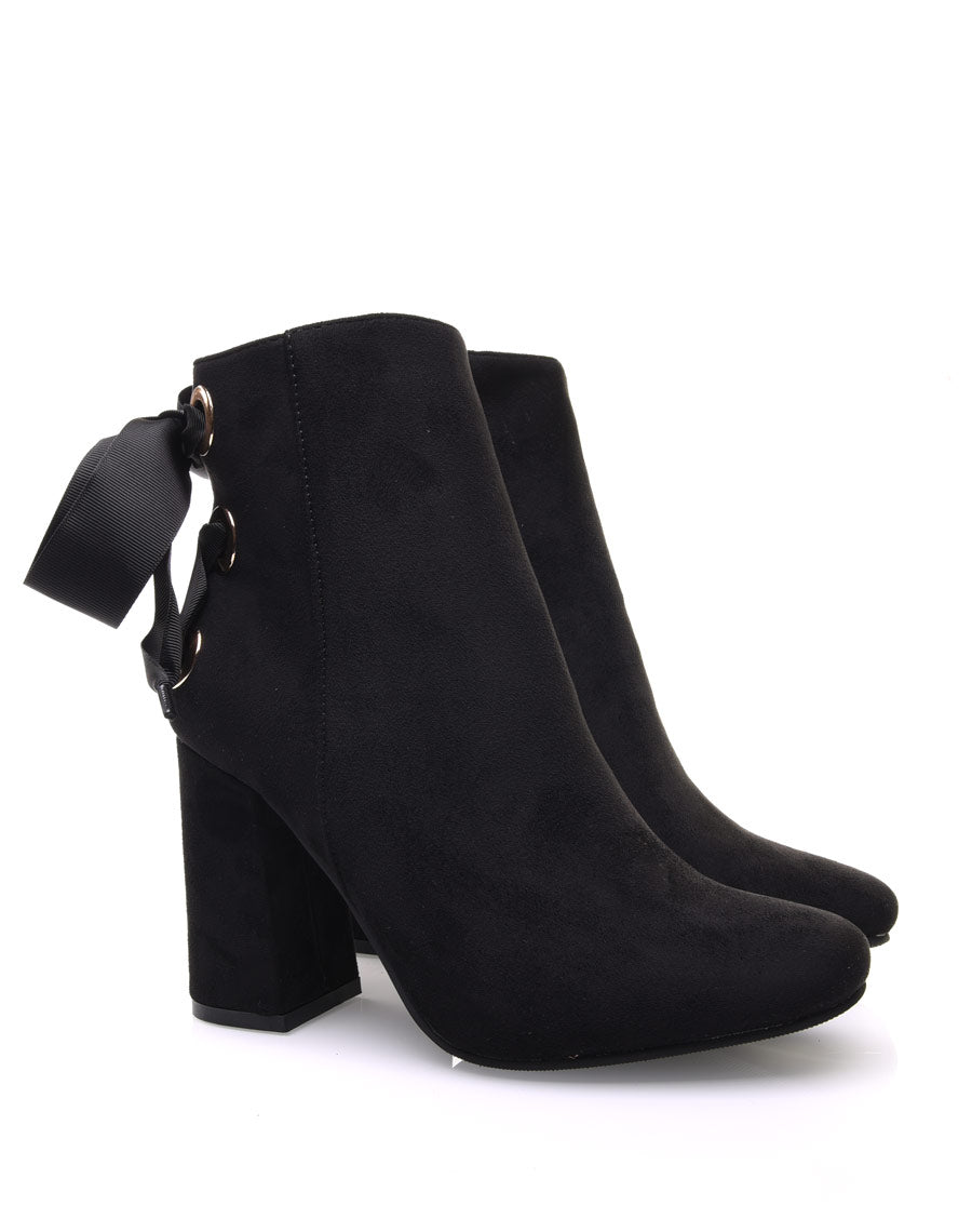 Bottines noires en suédine à talons et lacets satin