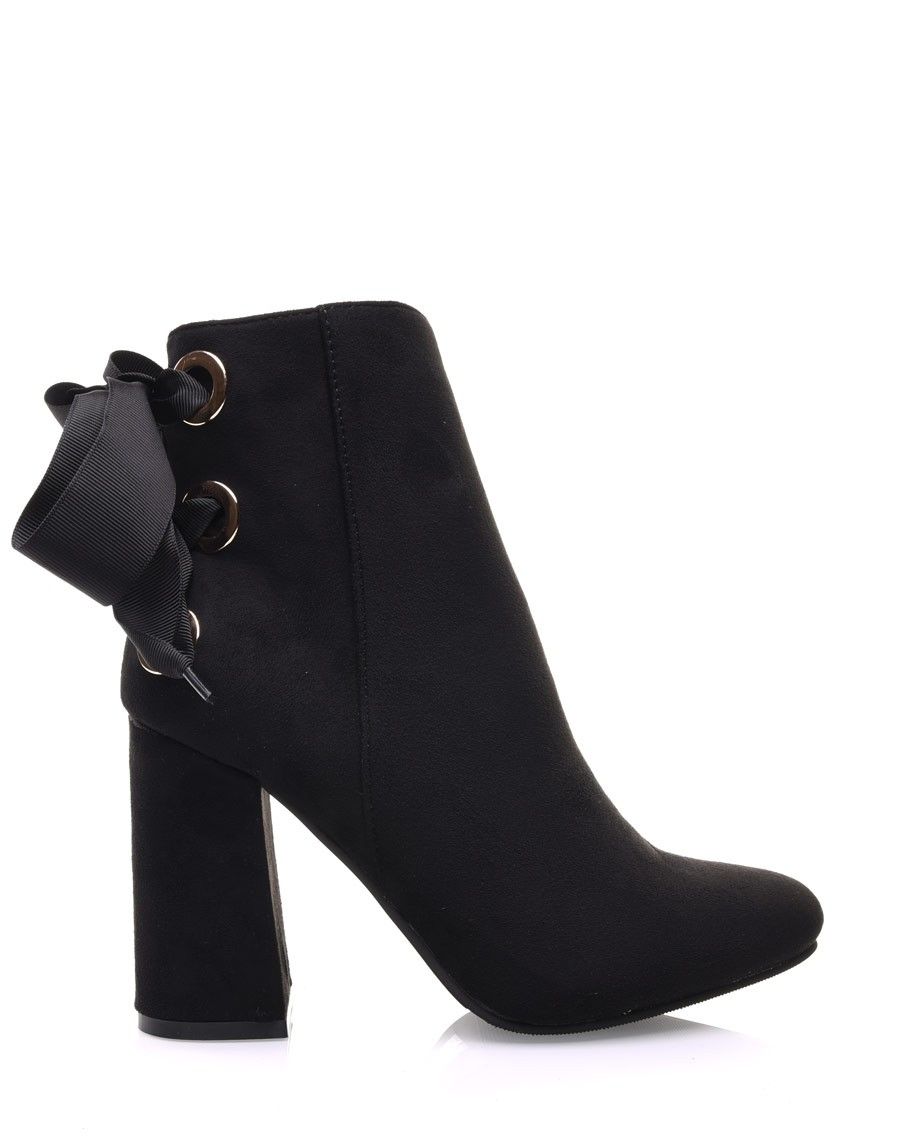 Bottines noires en suédine à talons et lacets satin