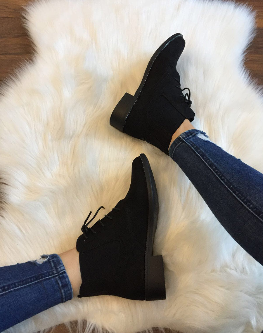 Bottines noires en suédines et à lacets