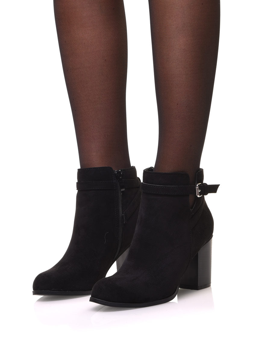Bottines noires en suédines à lanière décorative