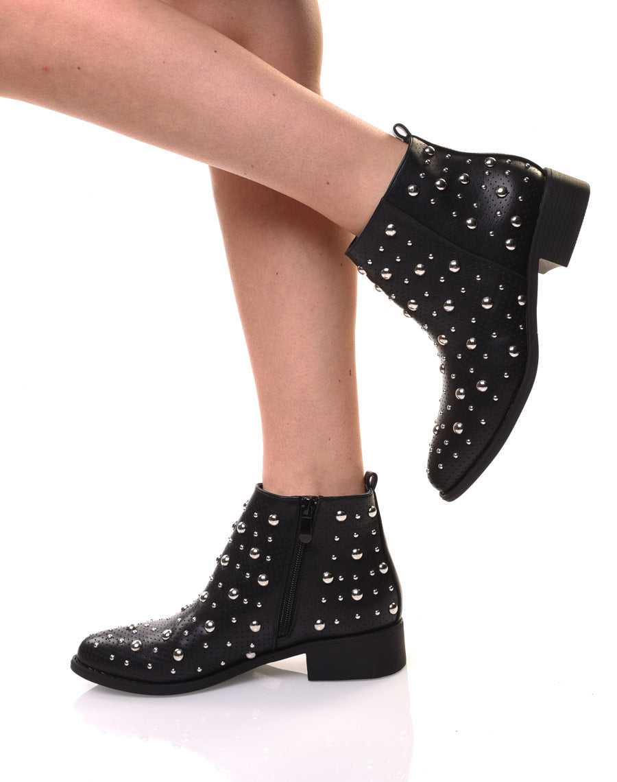 Bottines noires entièrement cloutées et perforées