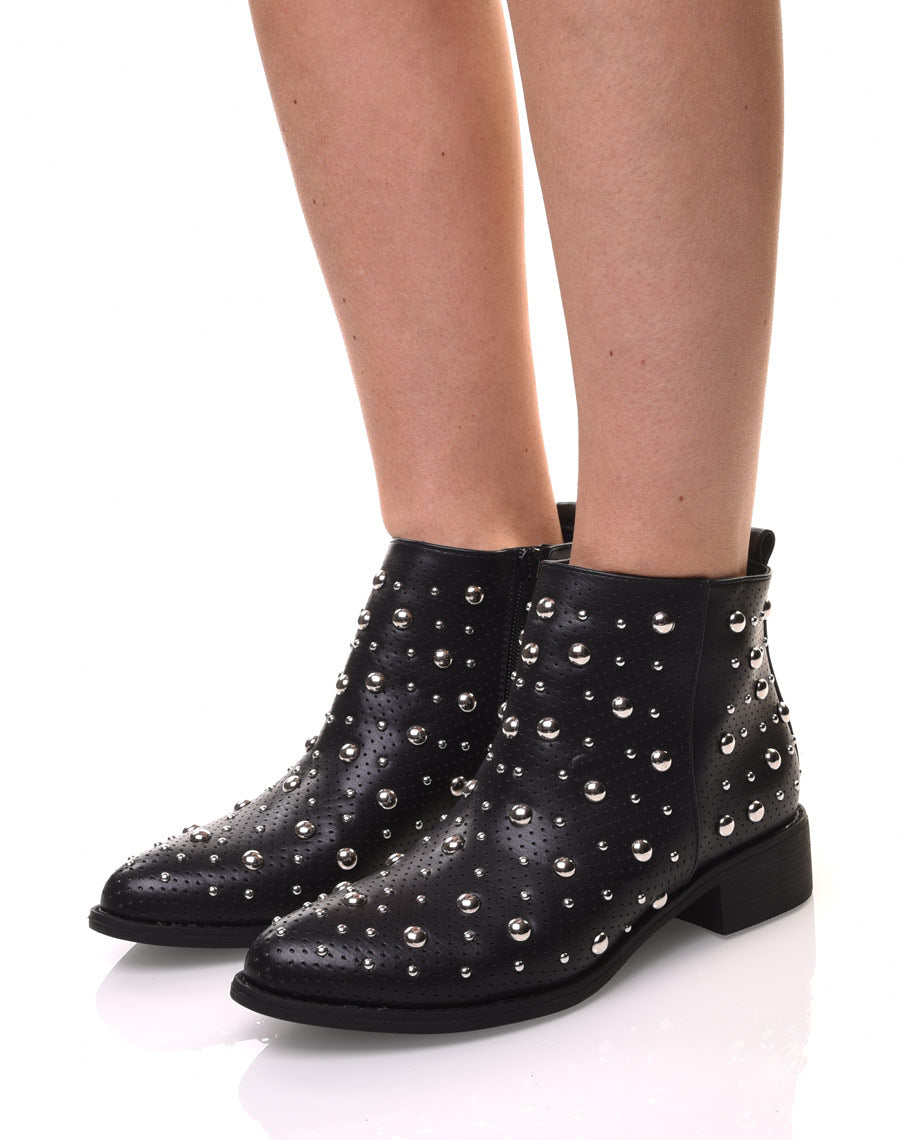 Bottines noires entièrement cloutées et perforées